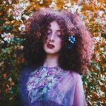 دودھیا سفید رنگ … کھلا ہو باغ میں جیسے کوئی سفید گلاب …