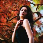 پوشاکیں نازک رنگوں کی اور اوڑھے شال، دو شالے ہوں …