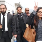 مصروف شاہراہ پر چلتی گاڑی سے بچہ گرنے کی ویڈیو وائرل، ماں گرفتار