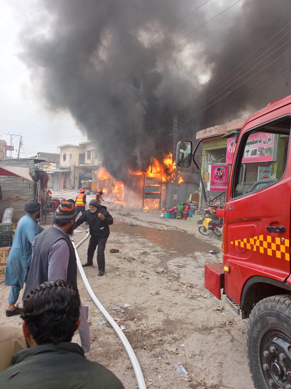 اسلام آباد: غوری ٹاؤن کے علاقے شریف آباد میں دکان میں آتشزدگی، تین افراد جھلس کر زخمی