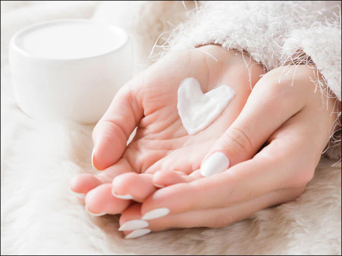 سردی میں ہاتھوں کی جلد بےرونق ہوگئی ہے؟ جانیں انہیں نکھارنے کے آزمودہ طریقے