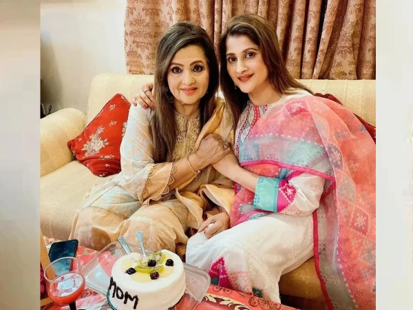 ماں بیٹی میں رنجشیں ختم؛ لائیو شو میں نشو بیگم اور صاحبہ کی صلح؛ جذباتی ویڈیو وائرل