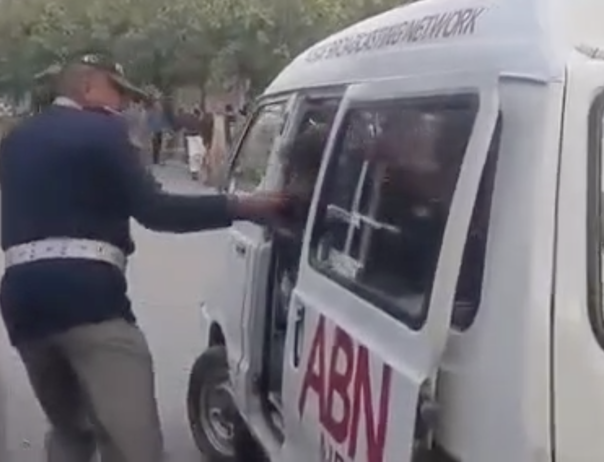 اے بی این نیوز کی ٹیم پر اسلام آباد ٹریفک پولیس اہلکار احمد گل کی جانب سے تشدد کا معاملہ