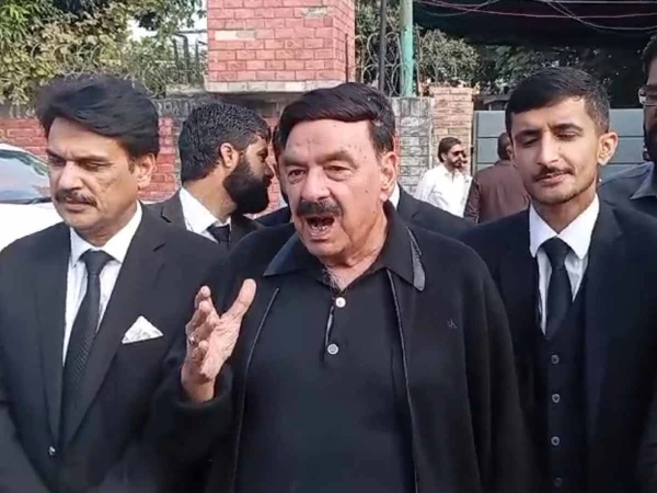 عمران خان کی فیملی جس ڈاکٹر کو چاھتے ہیں، اسے میڈیکل بورڈ شامل کیا جائے، شیخ رشید