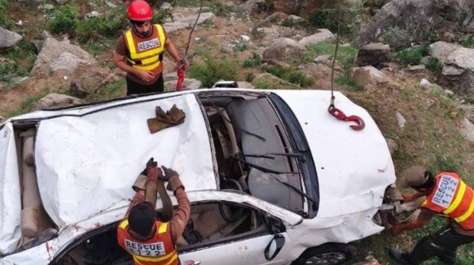 مری میں بریک فیل ہونے سے کار کھائی میں جاگری، 3 خواتین جاں بحق، 3 افراد زخمی