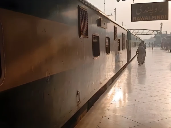 ریلوے ورکرز کی ہڑتال، ٹرین بغیر اسٹاف روانہ، لائٹس بھی بند