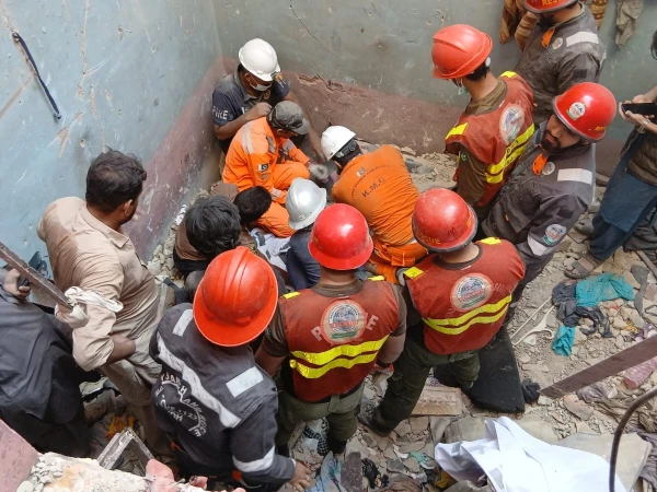 کراچی: رہائشی عمارت میں گیس لیکیج دھماکا، 14 افراد جاں بحق، کئی افراد تاحال ملبے تلے