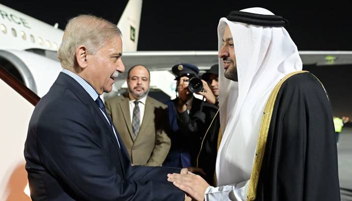 امیر قطر کی دعوت پر وزیراعظم شہباز شریف 2 روزہ سرکاری دورے پر دوحہ پہنچ گئے