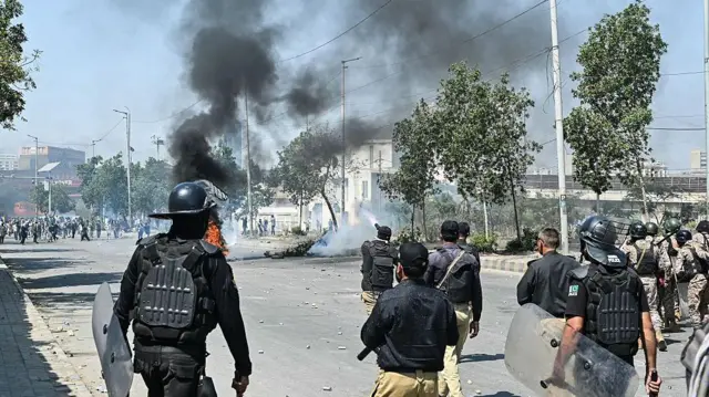 سرینا چوک پر احتجاج کے دوران جھڑپیں، پولیس کی آنسو گیس شیلنگ، سیکیورٹی ہائی الرٹ