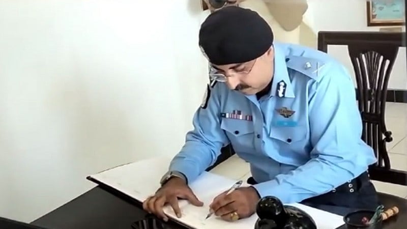 پمز میٹرو اسٹیشن پر سیکیورٹی میں غفلت، اہلکار موبائل فون میں مصروف، شہریوں کا سخت نوٹس لینے کا مطال