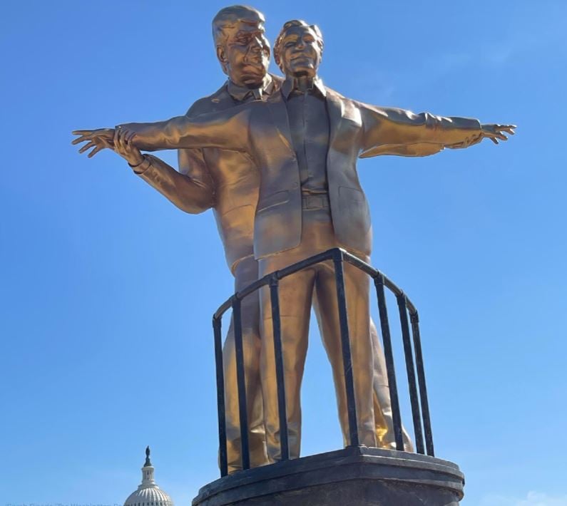 ٹائٹینک کے مشہور منظر کی نقل، ٹرمپ اور ایپسٹین کا مزاحیہ مجسمہ واشنگٹن میں نصب