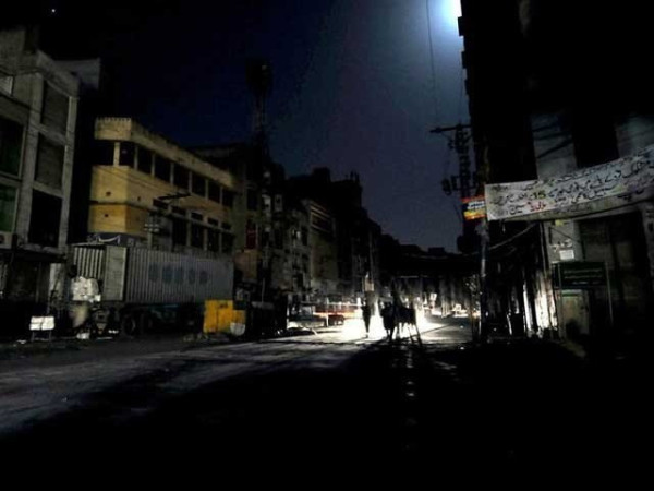 ملک بھر میں 8 سے 16 گھنٹے کی طویل لوڈشیڈنگ، شہری اذیت میں مبتلا