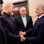 امریکی نائب صدر کی زیرِقیادت اعلیٰ سطح وفدپاکستان پہنچ گیا، نائب وزیراعظم اور فیلڈ مارشل نے استقبال کیا