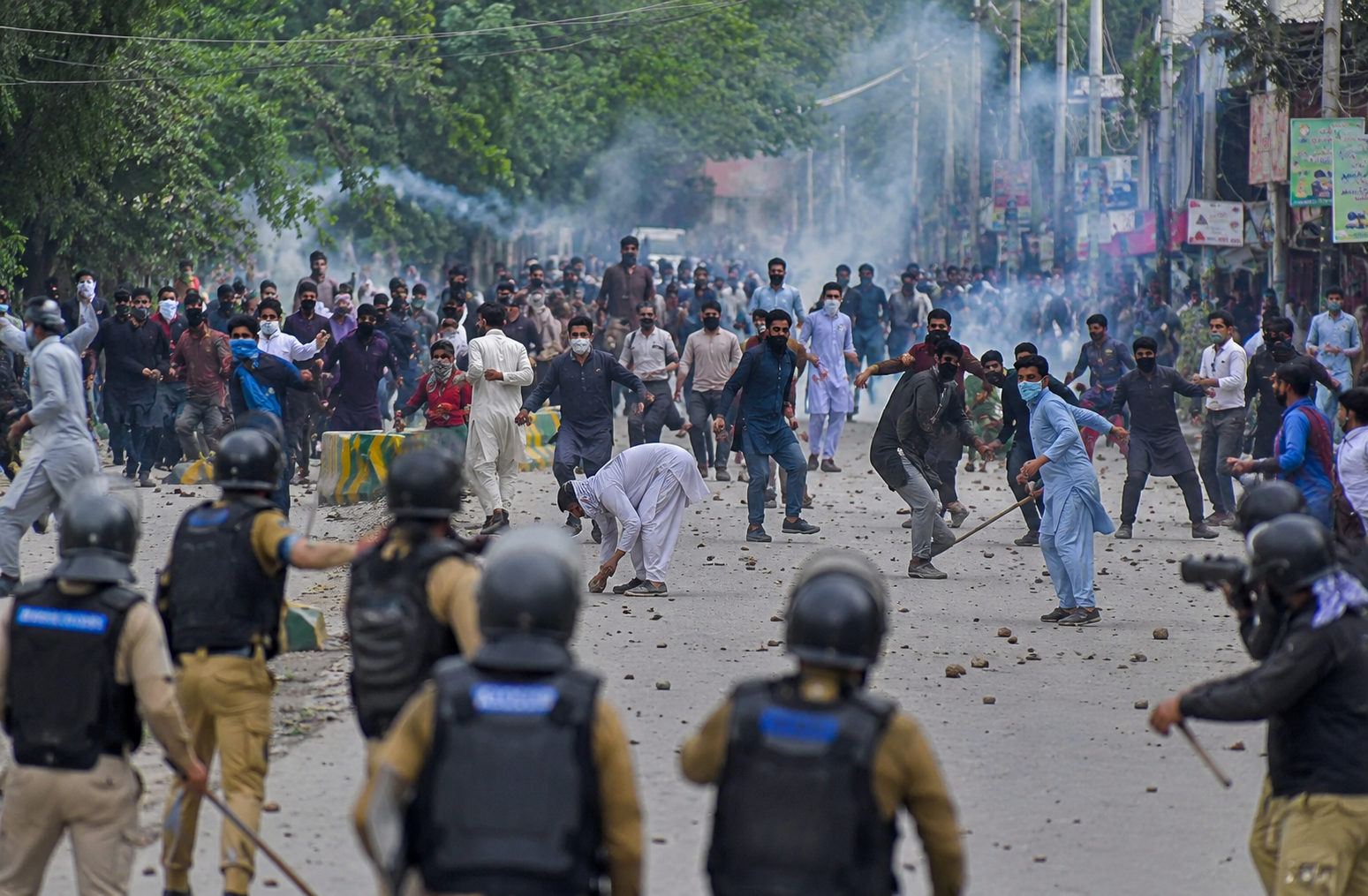 آزاد کشمیر میں مظاہرین اور پولیس کے درمیان جھڑپیں، کم از کم 11 افراد جاں بحق