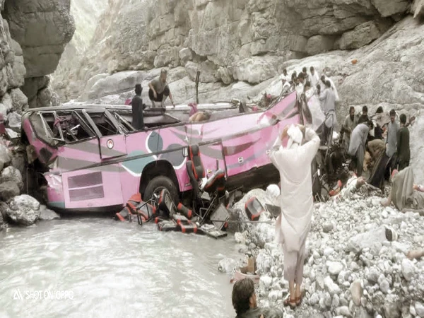 بلوچستان اور پختونخوا کی سرحد پر کوچ گہری کھائی میں گرنے سے 30  مسافر جاں بحق، کئی زخمی