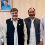 محمد علی درانی سے سردار خان نیازی کی کتاب ’’معرکۂ حق، پاکستان ہمیشہ زندہ باد‘‘ کی رونمائی