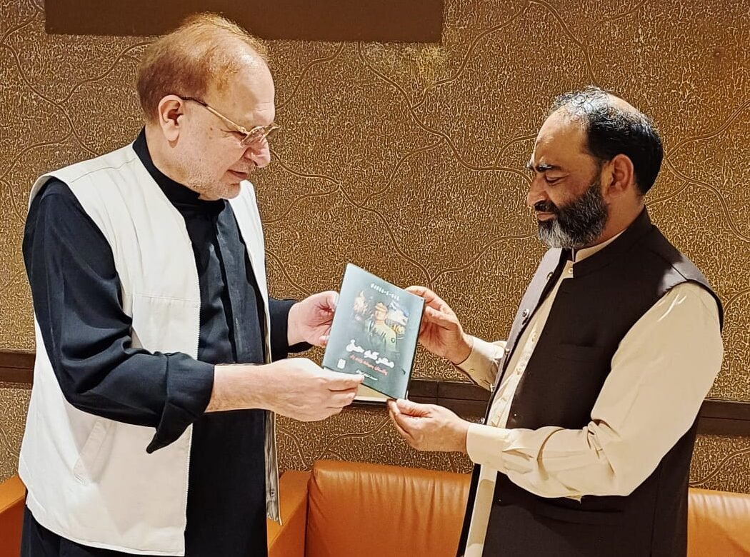 محمد علی درانی سے سردار خان نیازی کی کتاب ’’معرکۂ حق، پاکستان ہمیشہ زندہ باد‘‘ کی رونمائی