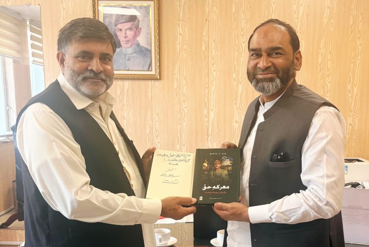 ملک ارشد کی جانب سے سردار خان نیازی کی تصنیف ’’معرکہ حق، پاکستان زندہ باد‘‘ زاہد ملک کو پیش