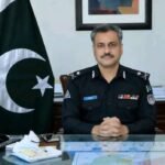وزیراعظم کے اسپیچ رائٹر ملک ارشد صاحب کی جانب سے سردار خان نیازی کی نئی تصنیف ڈاکٹر فاروق عادل کو پیش