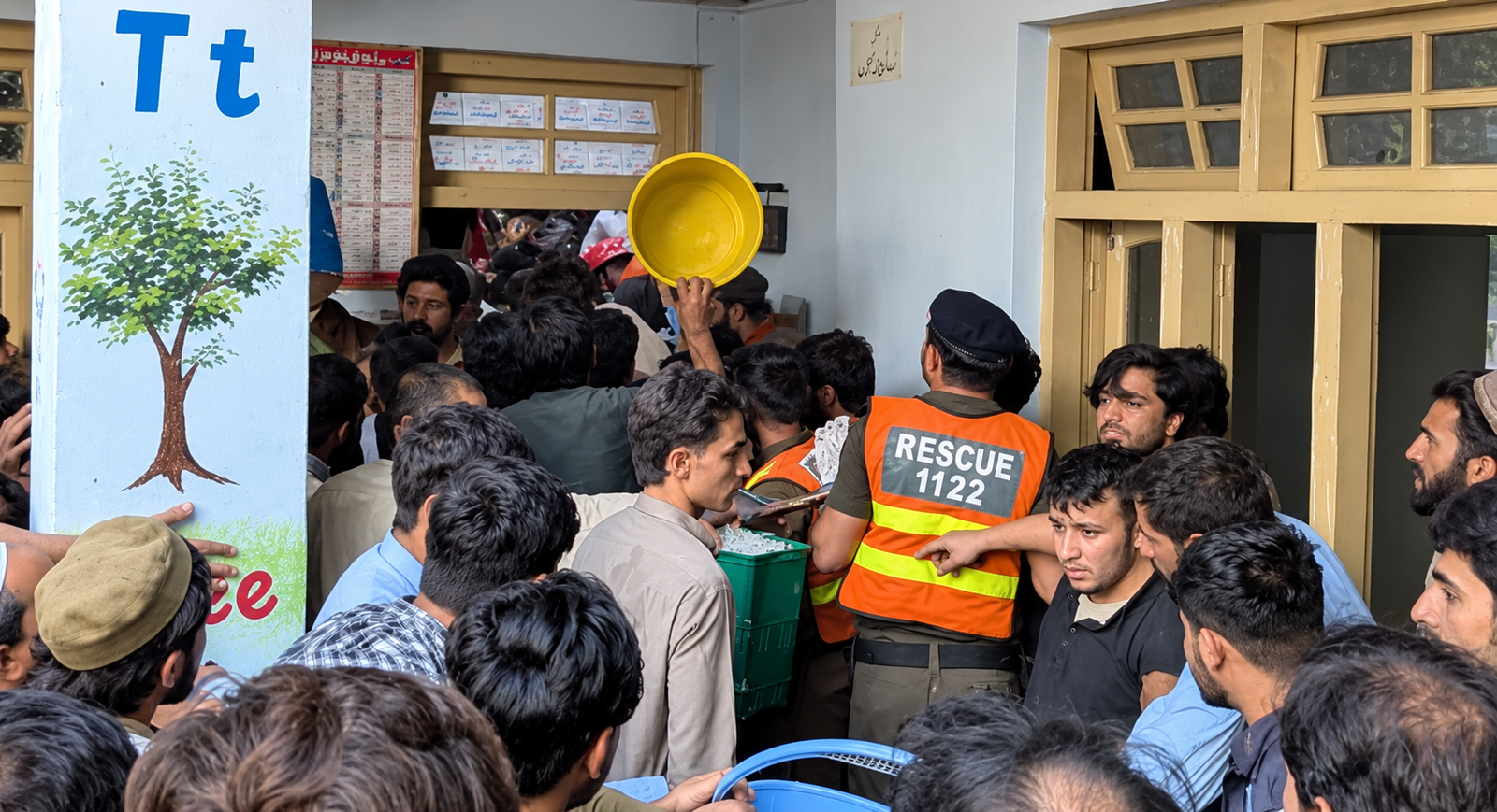 پشاور میں اسکول کی چھت گرنے سے 17 بچے اور خاتون ٹیچر جاں بحق، 40 سے زائد زخمی